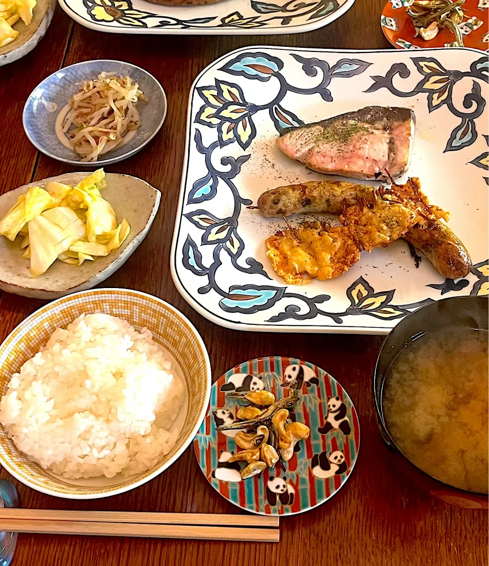 晩ごはん♯天然ぶり♯ハーブ焼きし自家製ソーセージ♯えのきチーズ|小松菜さん