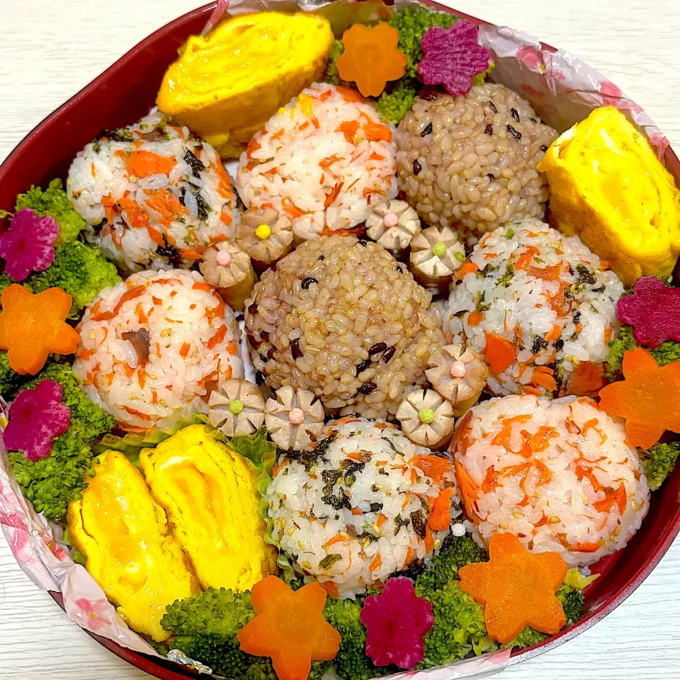 2025年お花見お弁当(おにぎり箱)                        ※Fibeeの黒米と玄米ご飯のおにぎり&鮭ゴマおにぎり&チュモッパ風おにぎり　　　　　　　　　　※チーズ入り玉子焼き　　　　　　　　　　　※ブロッコリーの蒸し焼き　　　　　　　　　※にんじんグラッセ　　　　　　　　　　　　※茹で無えんせきウィンナー|Kahoさん
