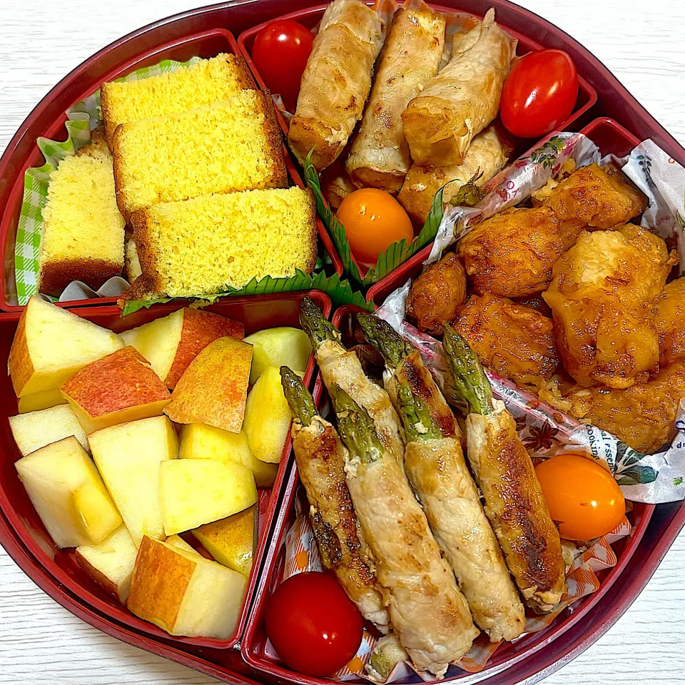2025年お花見お弁当(おかず箱)                       ※鶏胸肉の唐揚げ　　　　　　　　　　　　　　※アスパラガスの豚肉巻き　　　　　　　　　　※油揚げの豚肉巻き　　　　　　　　　　　　　※フルーツトマト🍅　　　　　　　　　　　　※りんご🍎　　　　　　　　　　　　　　　　　※カステラ|Kahoさん