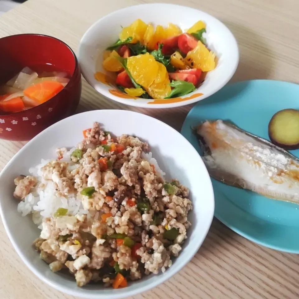 たっぷり野菜の炒り豆腐丼、ひらめソテー、トマトと八朔のサラダ|ちゃいさん