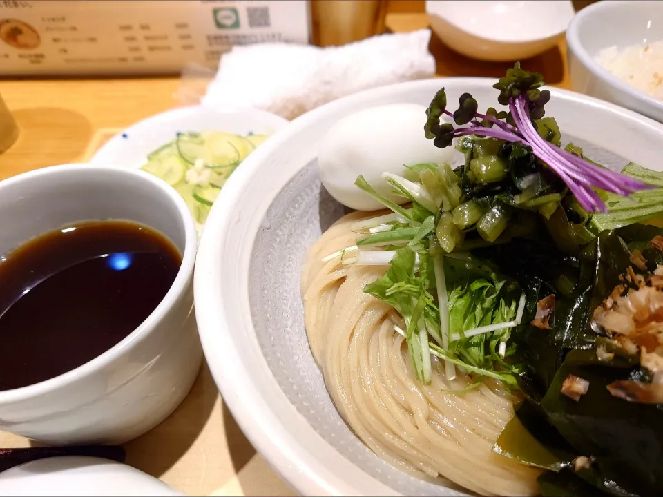 【4/10頃までの数量限定】
【2011年創業】
【食べログ ラーメン TOKYO 
百名店 2017~2023 選出】
【期間限定】
ソラノイロ ARTISAN NOODLES
三陸生わかめと葉わさびのざる中華、1,200円)
＋ライス (150円)
＋味玉 (LINE友達登録で無料)
＠麹町4分
  (JR四谷駅から徒歩13分)
25088
〈醤47塩16噌󠄀9タ3昆5出3F3冷2〉

|大脇さん