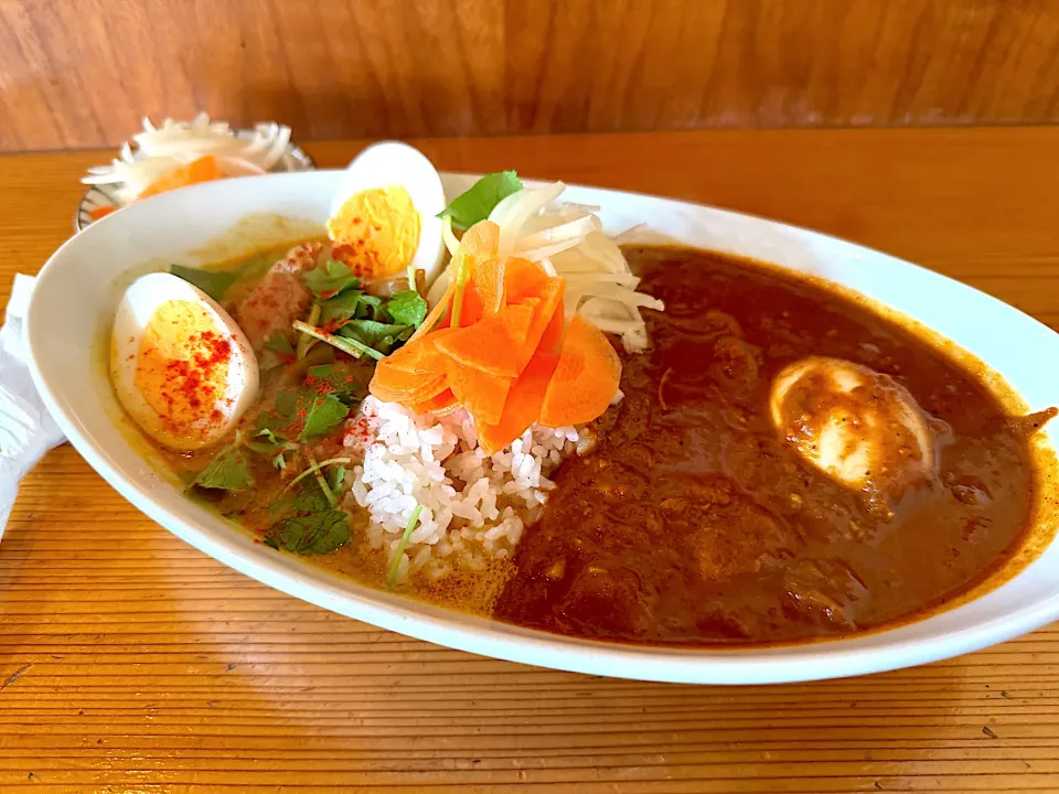 ココナッツチキンタマゴ🥥🍗🥚と大辛チキン🍗のあいがけ🍛味玉トッピング🥚ピクルスマシマシ🥒|buhizouさん
