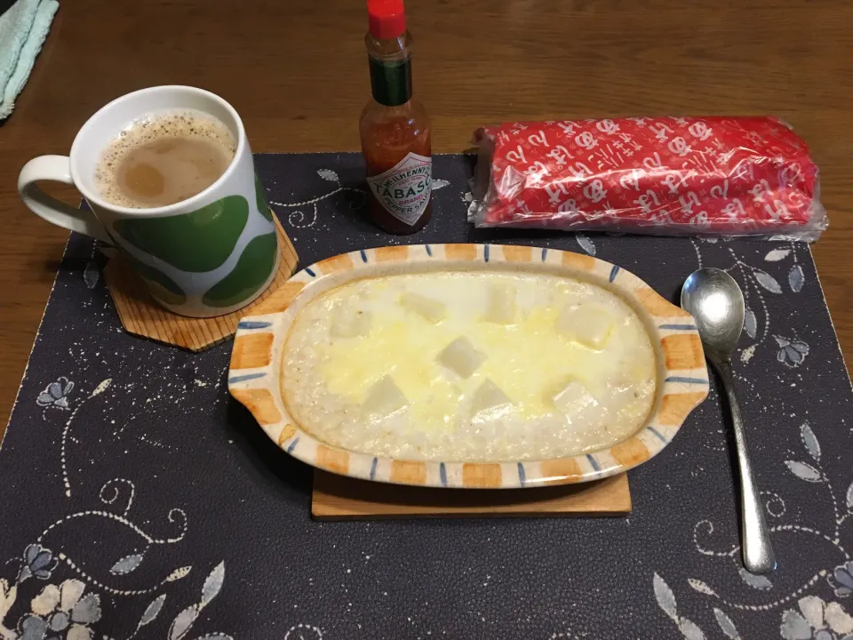 オートミール餅グラタン、オギノパンのあげぱん、ホットコーヒー(朝ご飯)|enarinさん