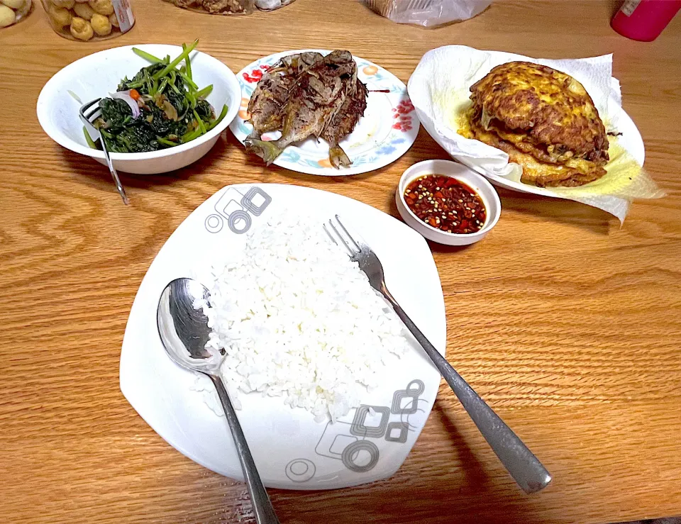 Stirred Fried Sweet potato leaf, fried rabbit fish & minced pork egg.|Florrieさん