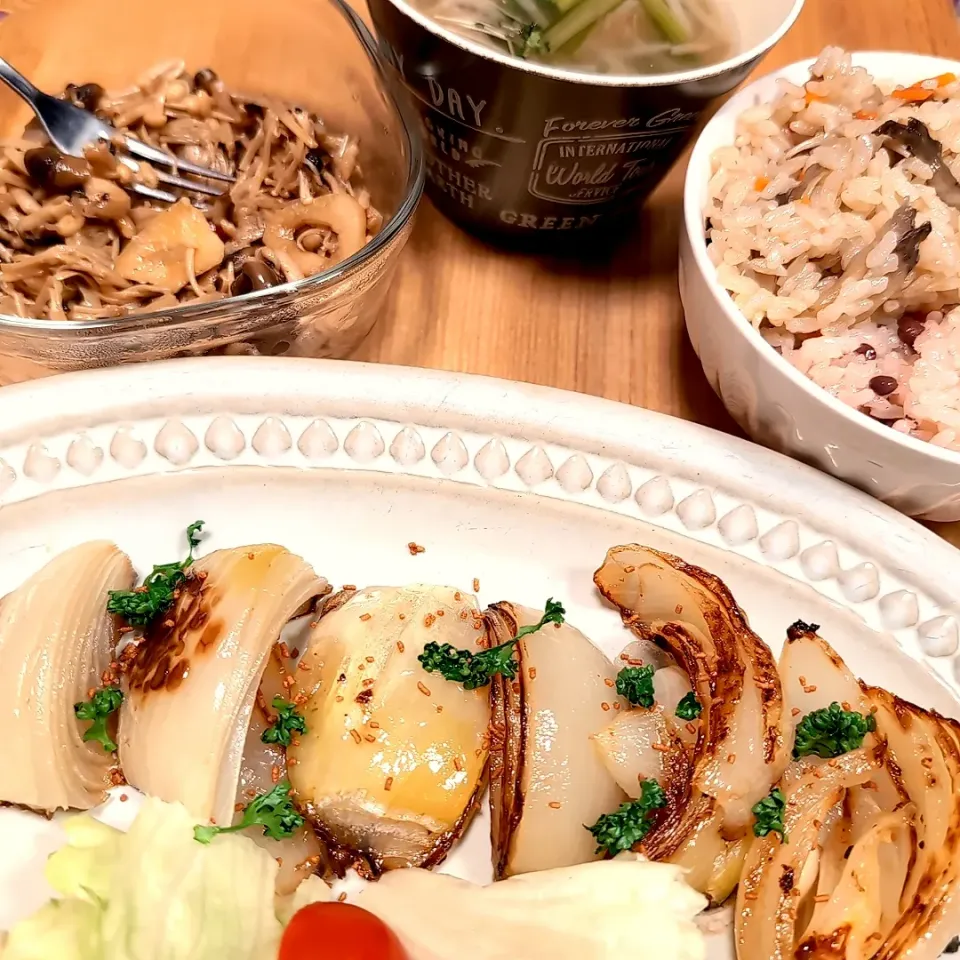 新玉バタポン焼き〜粒みそパラパラ〜／きのこのガーリック黒酢マリネ／ご飯3種盛り／具沢山お味噌汁|チョコさん