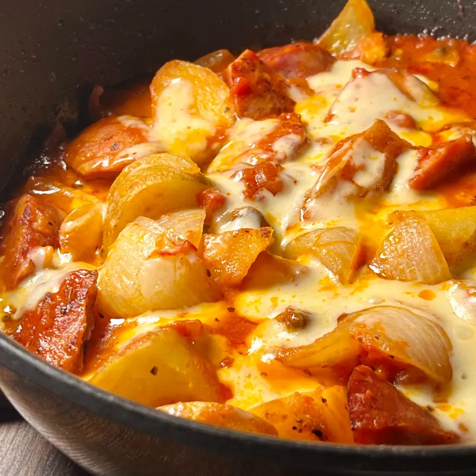 ソーセージと新じゃがのとろぉりチーズトマト煮|biskesさん