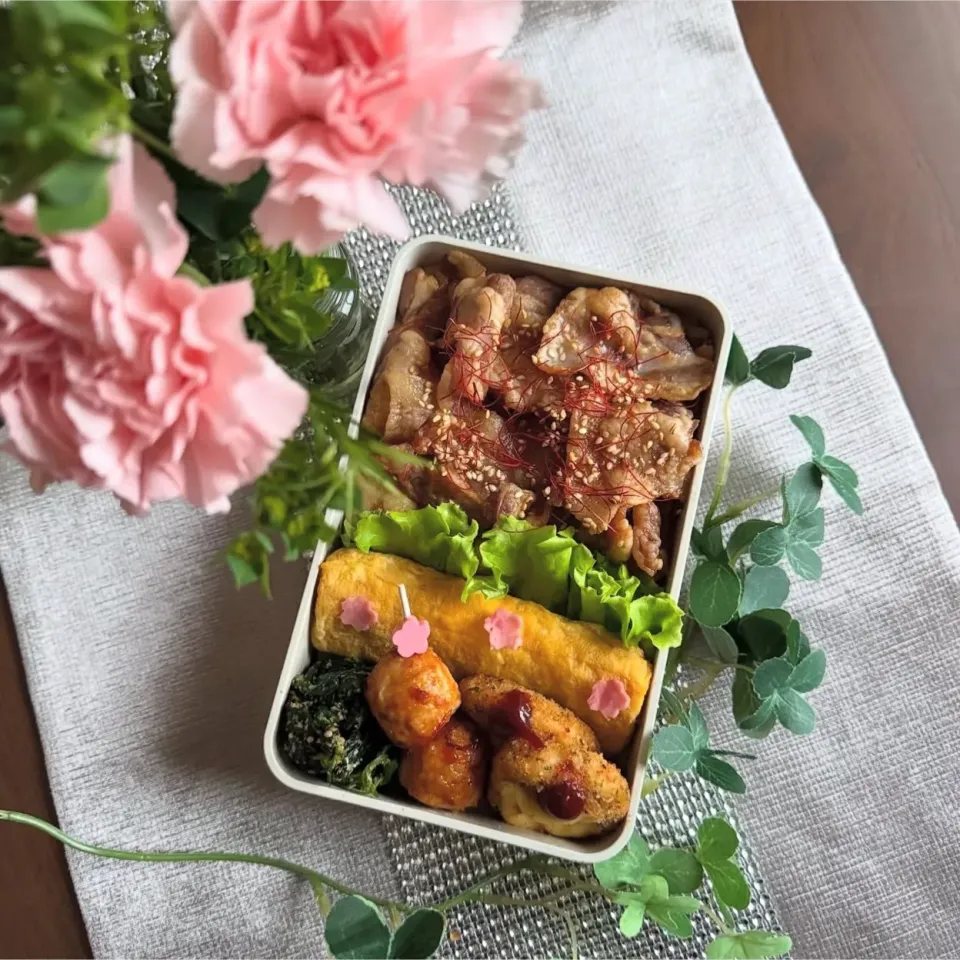 4/1❤︎主人の黒豚焼肉丼弁当🌱
今日から4月🌸新年度ですね！
新社会人の皆さま入社おめでとうございます㊗️🌸

朝から冷たい雨が降り今日は一日真冬並みの寒さみたいですね🙇‍♀️

＊黒豚焼肉丼
＊たまご焼き
＊チーズチキン焼き
＊ 照り焼き鶏つくね
＊ほうれん草の胡麻和え|Makinsさん