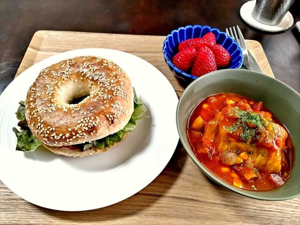 日曜日のランチ　ベーグルハンバーガーとロールキャベツ|vege食堂さん