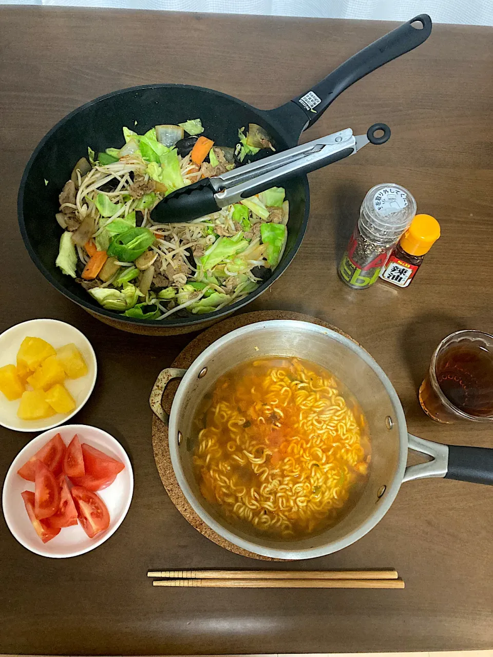辛キムチラーメン・肉野菜炒めトッピング　トッピングの方がラーメンよりヘヴィーですが💦　ちなみにラーメンを小鍋で煮込み、小鍋から直接食べるのが韓国流|なびさん