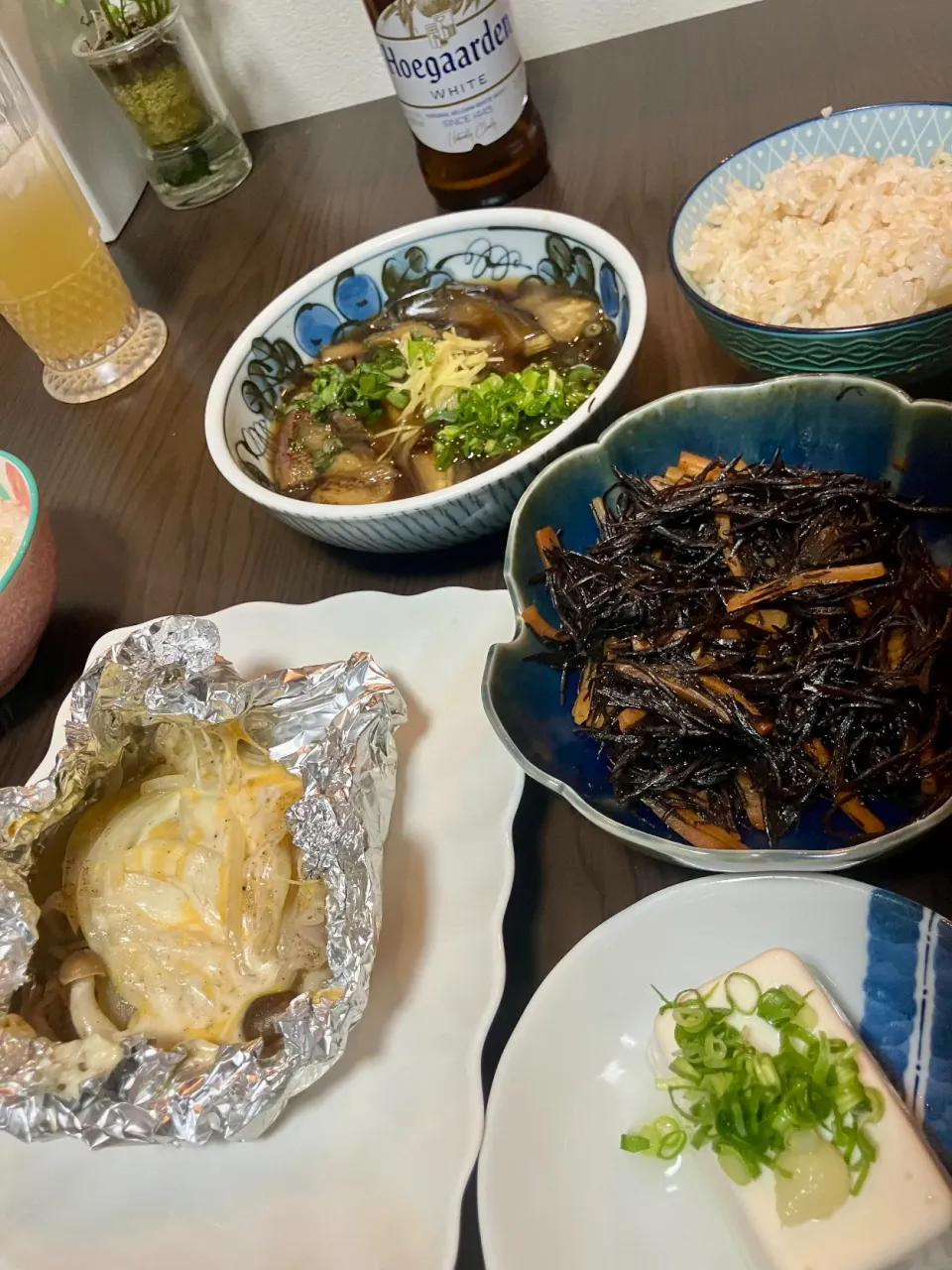 豚バラチーズとキノコのホイル焼き、ひじき煮付け、茄子の煮浸し、冷奴、玄米50%ごはん|tatsuponさん