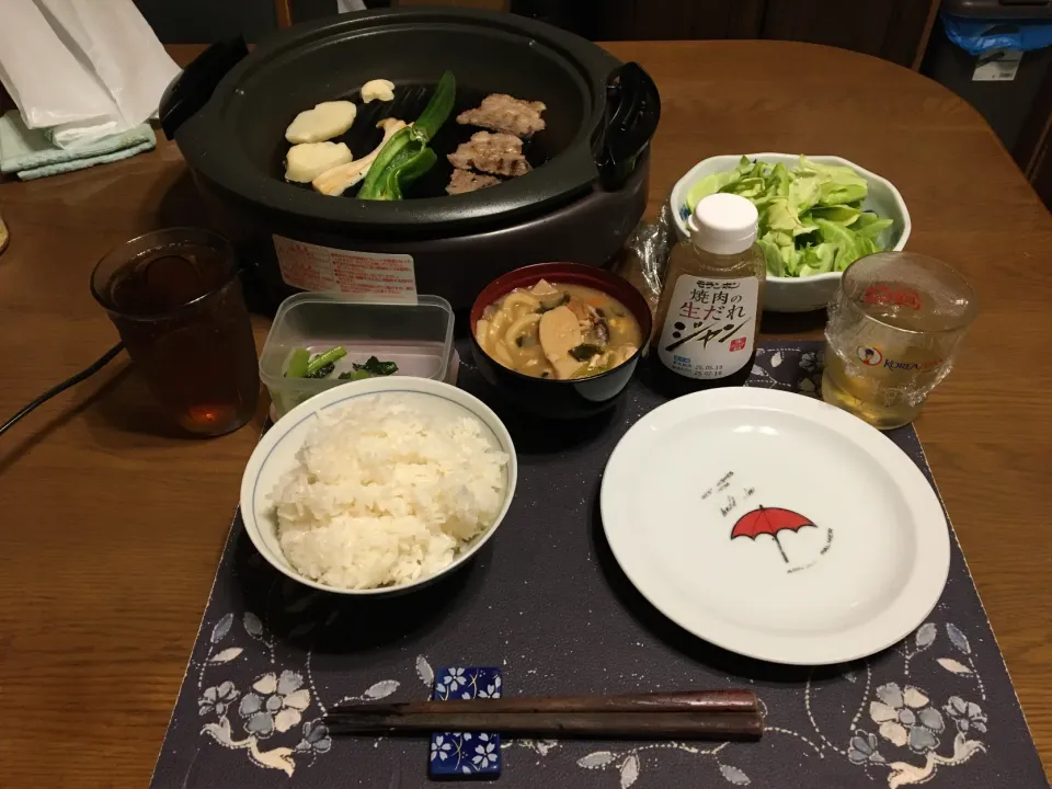 ご飯、鉄板焼き、バリバリキャベツ、野沢菜漬け、味噌煮込み風鍋焼きうどん、烏龍茶、ミックスフルーツジュースゼリー(夕飯)|enarinさん