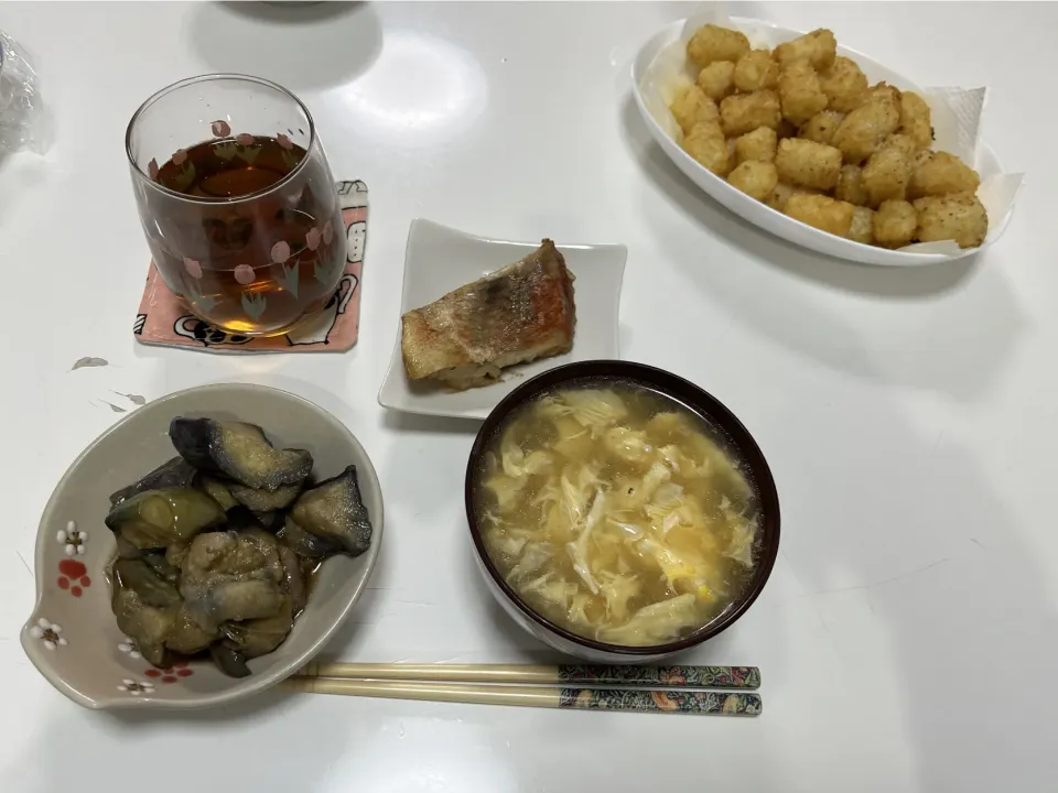 晩御飯☆揚げなすの煮浸し☆ハッシュドポテト☆赤魚の煮付け☆ふかひれスープ|Saharaさん