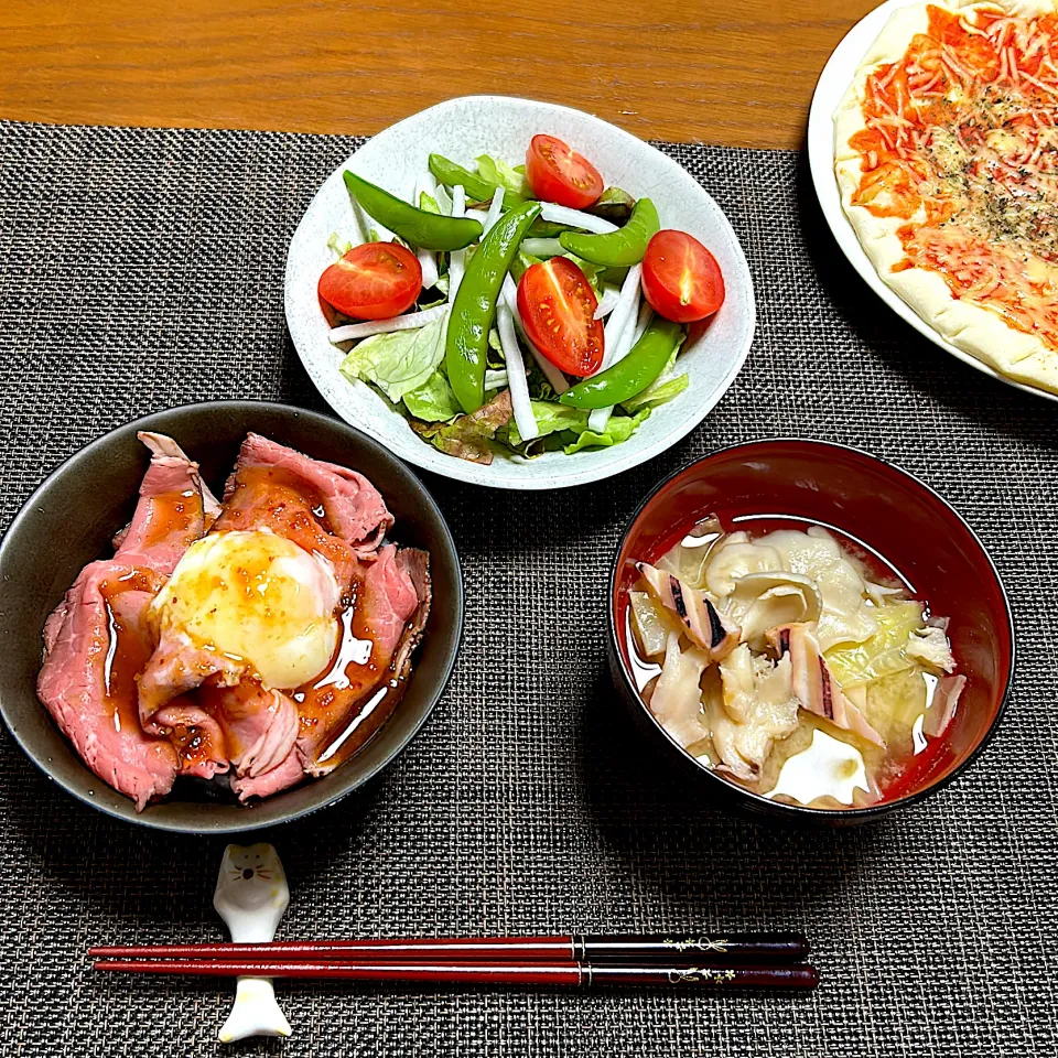 ローストビーフ丼、お味噌汁(キャベツ、舞茸、焼きイカ)、いろいろサラダ、子どもリクエストのピザ(市販品)|柚子きりかさん