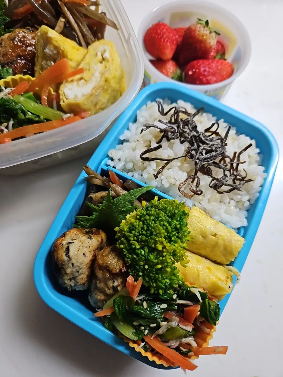 ☆小学生弁当☆もち麦入りごはん、塩昆布、金平牛蒡、シラス卵焼き、ひじきつくね、小松菜ナムル、いちご|ｼｮｺﾗさん