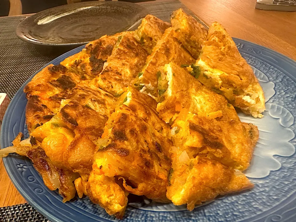 旦那作🧑‍🍳　チヂミ　SEOUL STYLE🇰🇷   チヂミは地方によって作り方や材料が違うんですって。今夜はソウルスタイルのチヂミとマッコリ✨|BUBUさん