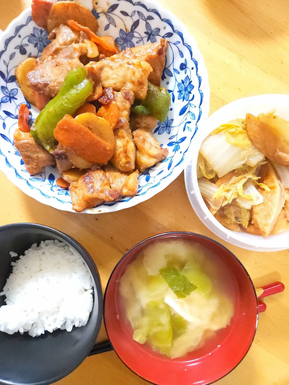 味噌豚野菜炒め、白菜とさつま揚げの煮物、キャベツと油揚げの味噌汁|さきさん