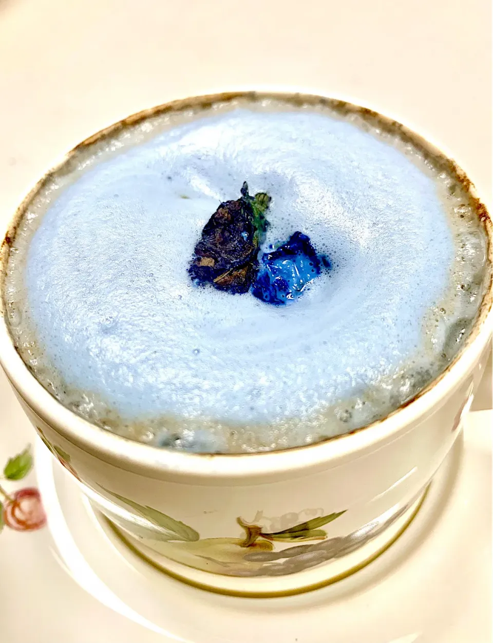 Butterfly Pea Flower Infused Caffè Latte💙|gonbenさん