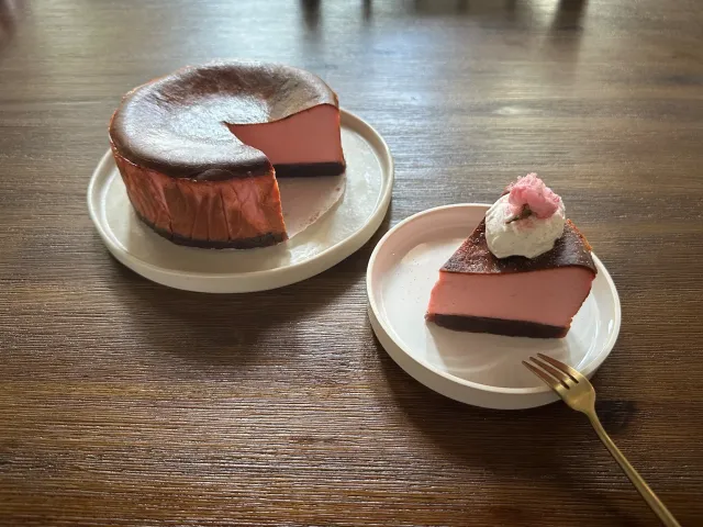 Snapdishの料理・レシピ写真:さくらとこし餡のバスクチーズケーキ🌸🫘｜おうち桜スイーツも満開です🌸