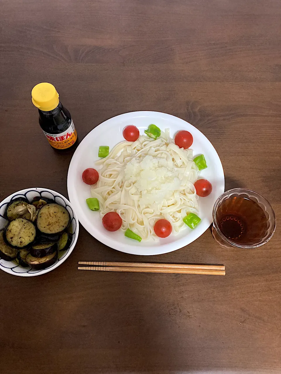 冷おろしポン酢きしめん　明日は人間ドック（内視鏡検査付）なので今晩は軽く済ませます。そして、明朝、人間ドック前の儀式を滞りなく執り行うことができるよう、オリーブオイルをたっぷりきかせた茄子のアヒージョと食物繊維たっぷりのパイナップルもいただきます。ちなみにパイナップルは人間ドック2日前の昨晩もいただきました。（写真を撮るときにパイナップルを出し忘れてしまいました💦）|なびさん