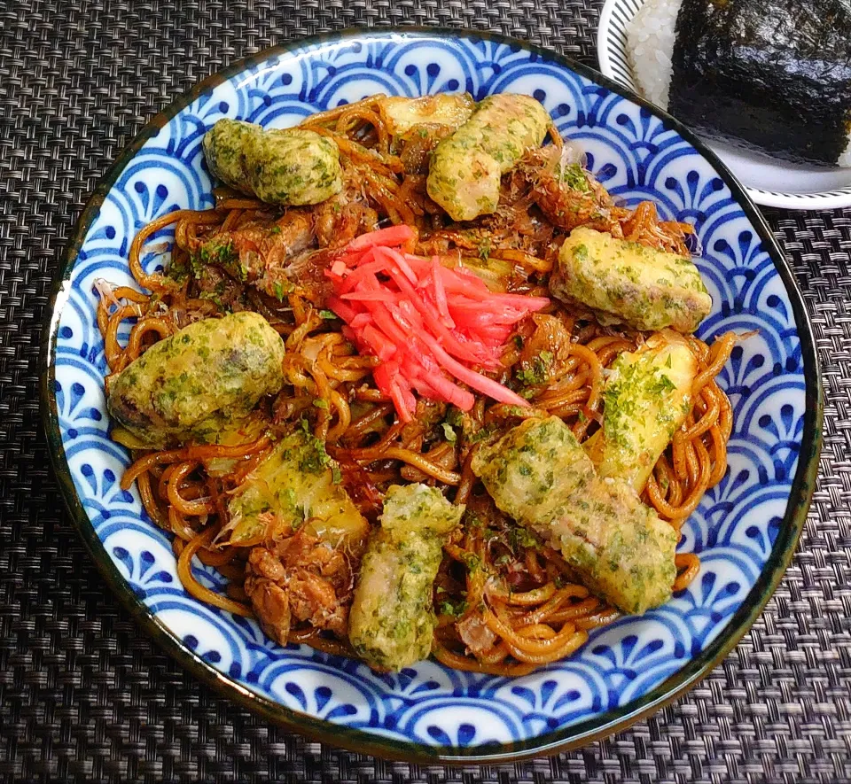 イカ天乗っけ焼きそば＆おにぎり♪ムスコの置きランチ|からあげビールさん