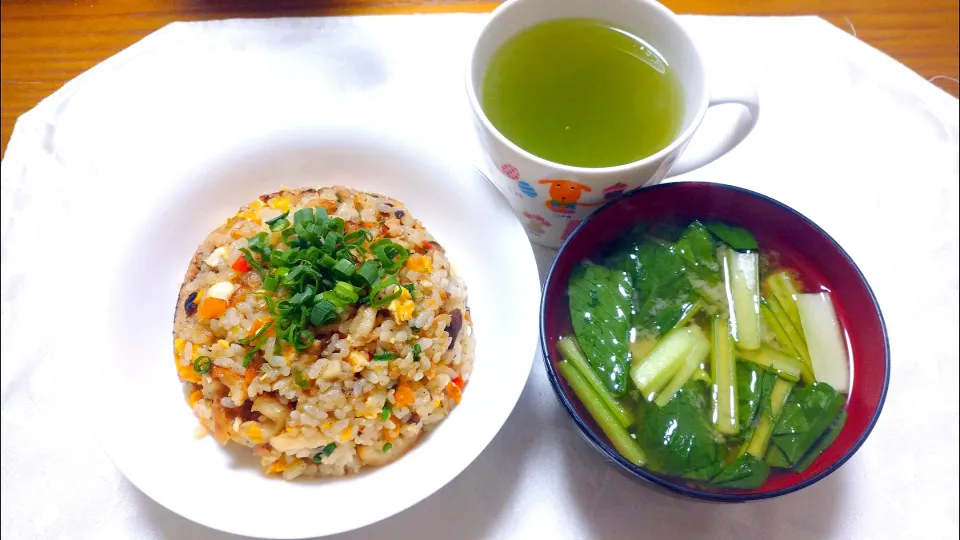4/2の夕飯
あるものでチャーハン🥄
小松菜の味噌汁|卯月さん