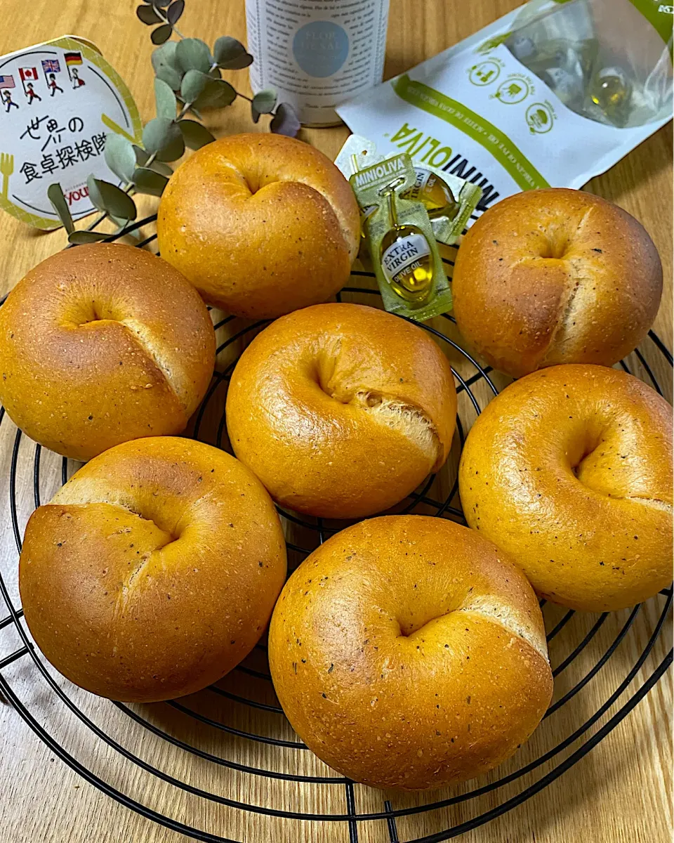 自家製酵母でトマトバジルベーグル🥯|sakurakoさん