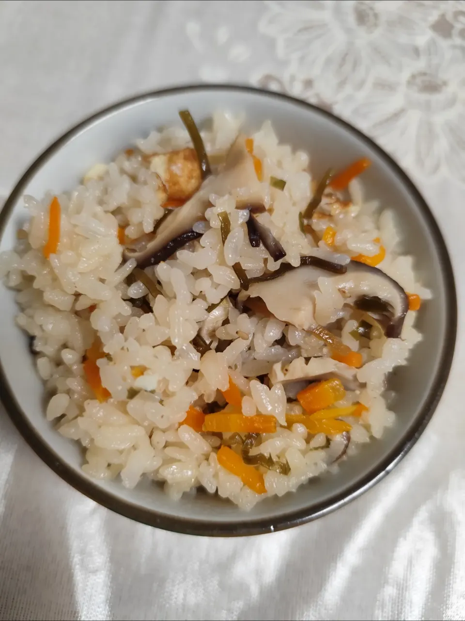 厚揚げ人参椎茸塩昆布、胡麻の炊き込みご飯|m.rafuさん