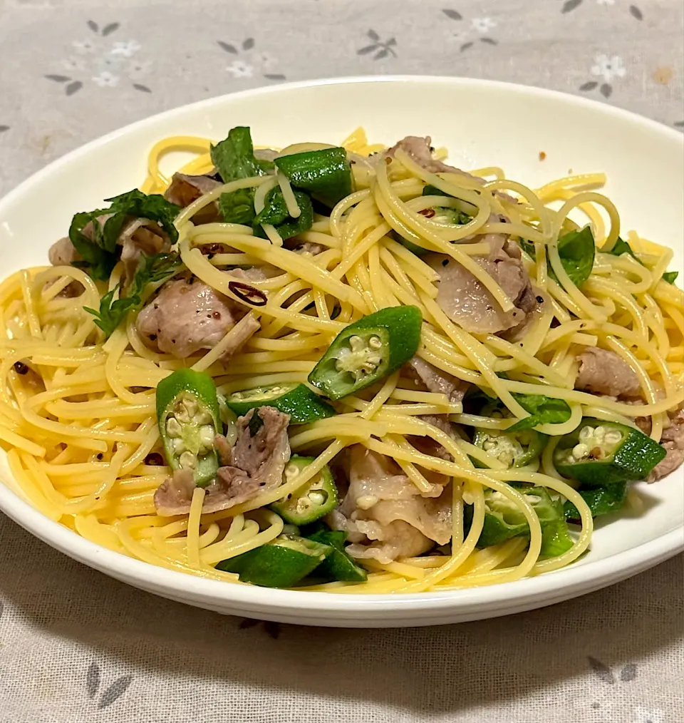大葉 オクラ 豚バラ肉のペペロンチーノ|Goroさん