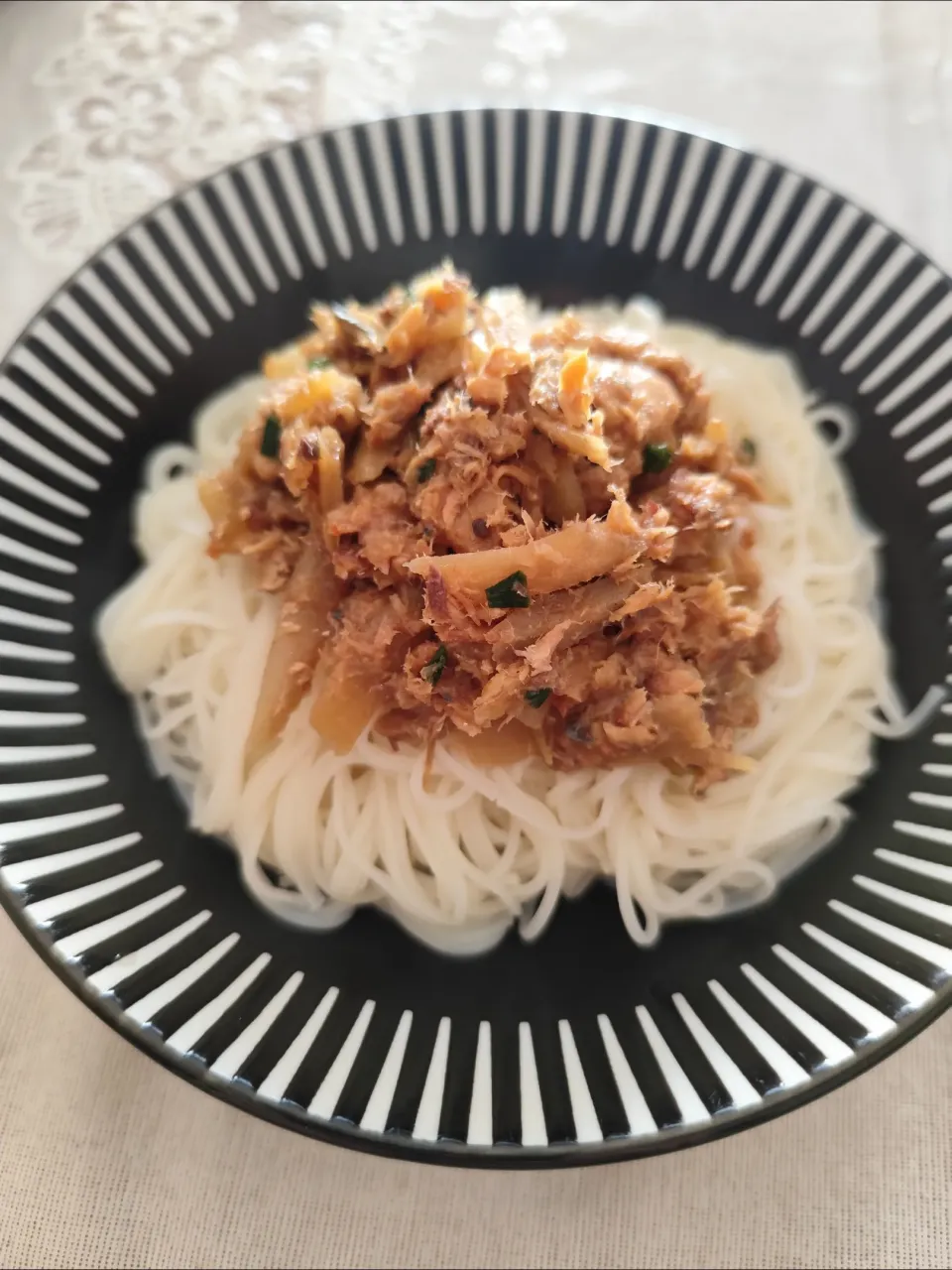 サバ味噌煮缶ささがきごぼう煮のっけ素麺|m.rafuさん