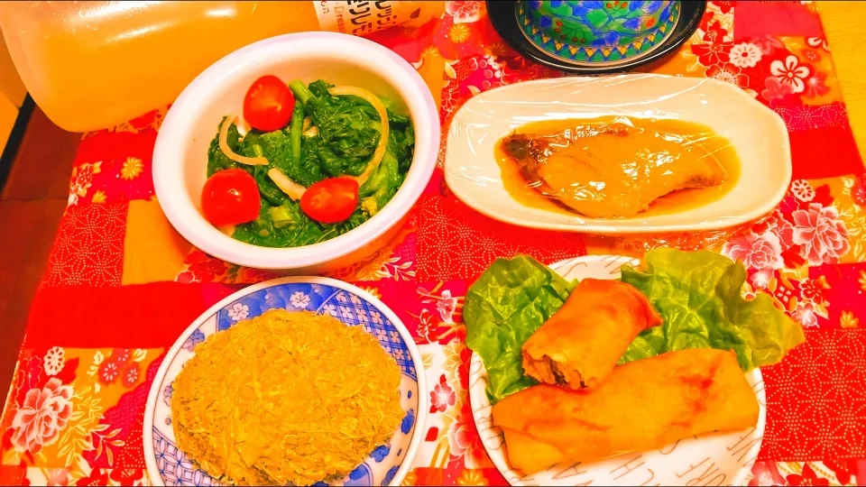 春巻き。鰤の煮付け。菜花ととまとのさらだ。昆布巻きおにぎり。|りささん