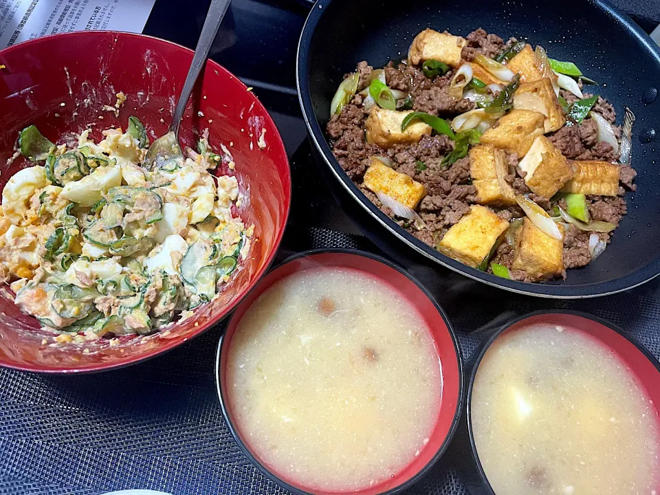 [焼肉のタレで厚揚げと長ネギ炒め]と[えのきとなめこのお味噌汁]と[ツナ玉きゅうりのマヨポンサラダ]|陽さん