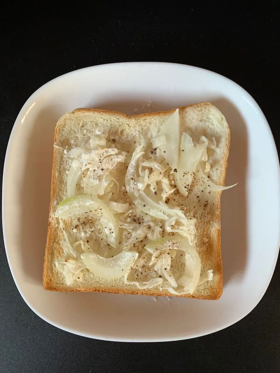 玉ねぎと切り干し大根のホワイトソース風トースト|そらまめさん