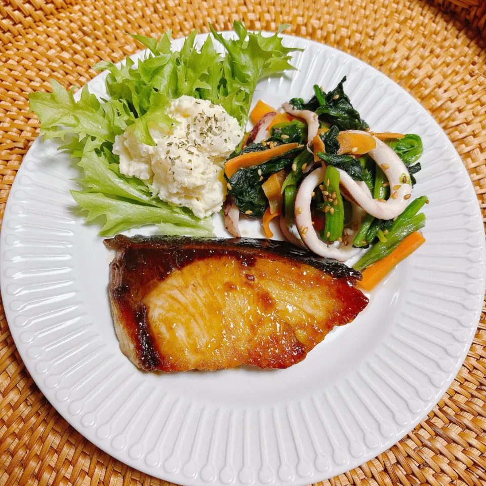鰤の照り焼き★ほうれん草とイカの中華炒め|みゅうれおさん