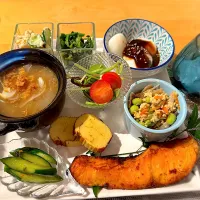 新玉ねぎのスープ、銀鮭の西京焼き、手作り伊達巻、湯葉風蒟蒻の田楽、炒り豆腐、ポテトサラダ、ほうれん草胡麻和え|kyokoさん