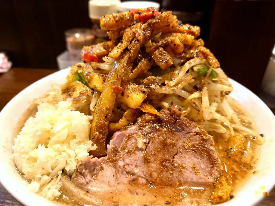 【価格改訂&麺量増量】
【2023年12月創業】 
ミゾグチヤ 東十条店 
スパイスラーメン ネパル麺 小 
(麺180g、950円) 
＋アチャール増し (300円) 
＋マサラ (無料) 
＋ニンニク (無料) 
＠東十条1分 
(赤羽から徒歩21分)
25093
〈醤49塩16噌󠄀10タ3昆5出3F5冷2〉|大脇さん