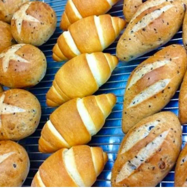 「ブロートヒェン」🥖
日曜だから イチジクとクルを入れた ブロートヒェンを焼く(^^)  チーズとサワークリームを用意して 朝ごはん💦|ばくあんしゃさん