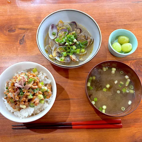 「フリーズドライ顆粒みそ汁　料亭の味　黒ばらのり」を使ってみたSnapdishの料理・レシピ写真:朝ごはん(納豆ごはん、アサリの酒蒸し、黒バラのりお味噌汁、ぶどう)