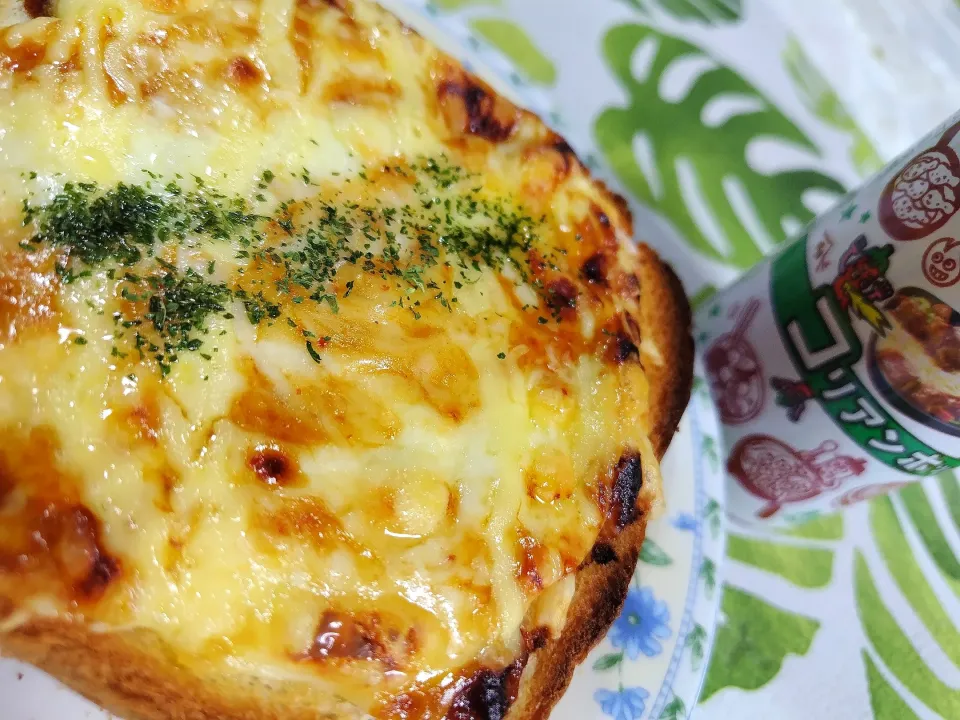 Yummy!コリアンホットソースがけチーズトーストです✨|rikako♪。.:＊さん