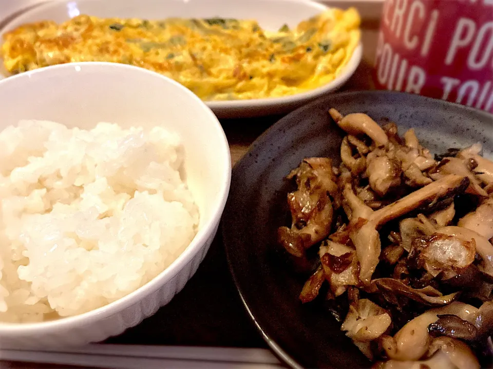 きのこと大根の皮の塩麹炒め🍄かぶの葉入りだし巻き玉子🍚|gunlove❤さん