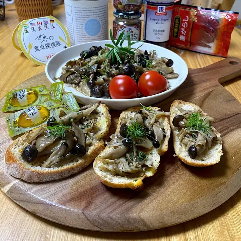 「ＭＣ　アンチョビーソース」を使ってみたSnapdishの料理・レシピ写真:きのこのアーリオオーリオ風マリネ&きのこのクロスティーニ