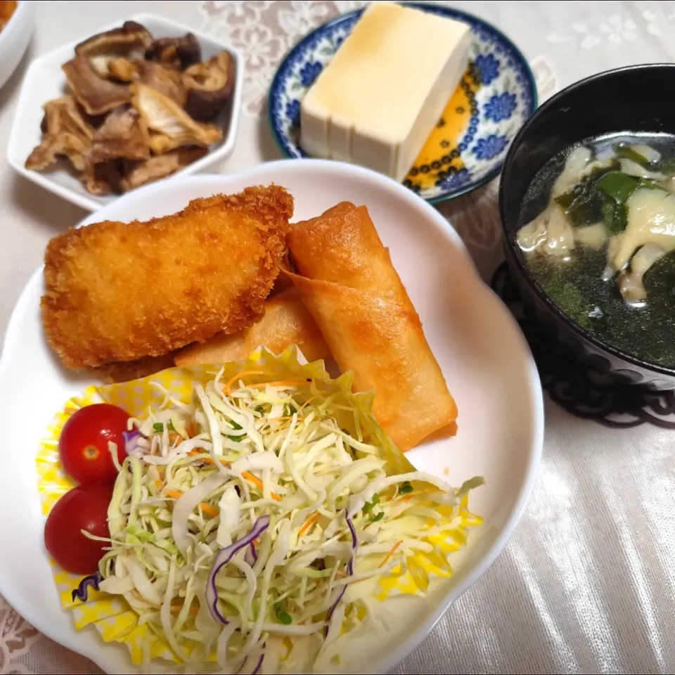 夜ごはん揚げるだけ生協の白身フライ、五目春巻、ミニトマト、キャベツミックス、ネギとワカメ舞茸のスープは作りました(白胡麻、鶏ガラ顆粒、胡麻油少し、カンタン酢)!|m.rafuさん
