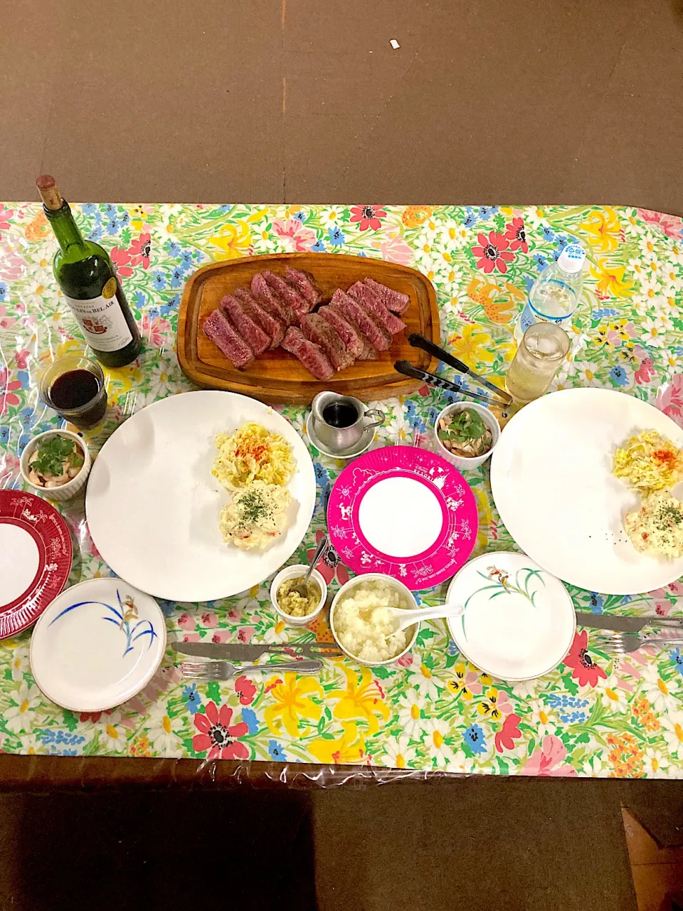 和牛（混合種）のザブトンブロックのステーキ・鶴醤（やまろく醤油）と大根おろし&おろし生姜、エイジアンシュリンプカクテルパクチーのせ、コールスロー、ポテサラ　明日、名古屋に戻るので、今日の晩ご飯はフェアウェルパーティーです。パクチーは家内の家庭菜園から摘みました。ヤマロク醤油
https://yama-roku.net/|なびさん