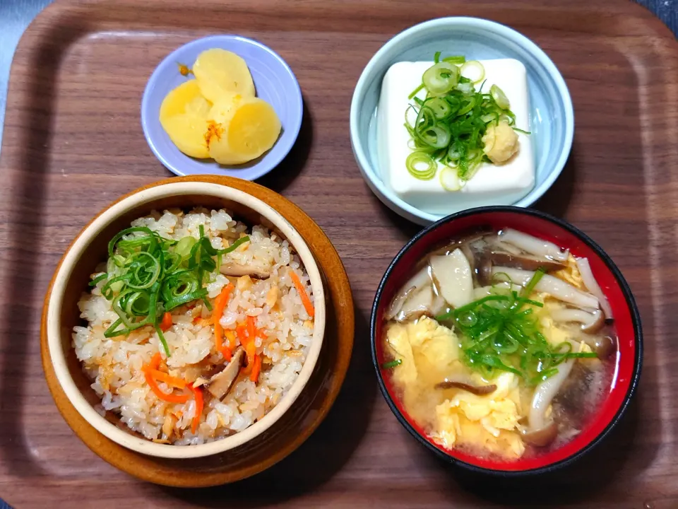 今日の朝ごはん（炊き込みご飯、きのこと玉子のみそ汁、冷奴、たくあん）|Mars＠釜飯作り研究中さん