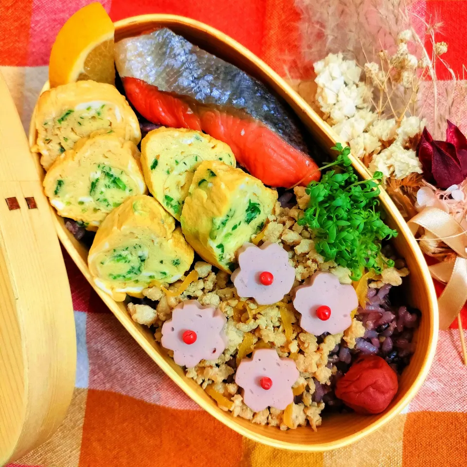 今日のわっぱご飯

焼き鮭弁当
　鮭の塩焼き
　だし巻き玉子
　鶏のそぼろ

美味しくできました✨|ふかふかごはんさん