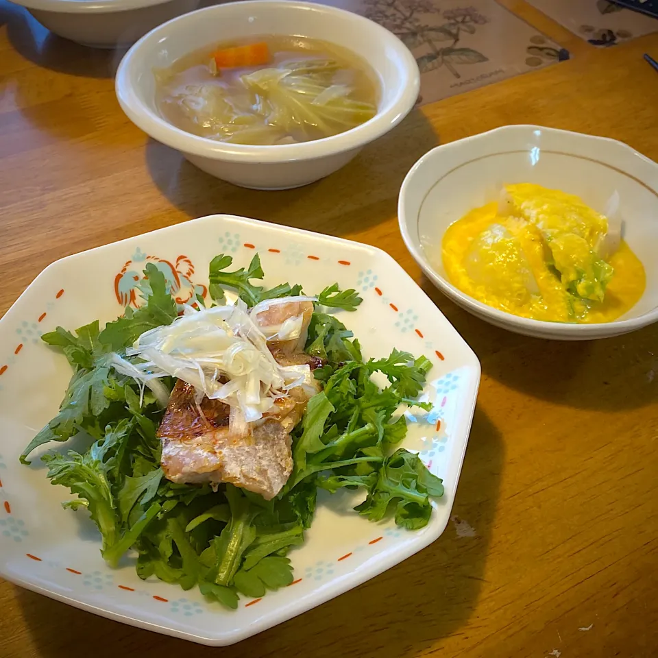 赤魚の中華蒸し熱々ごま油かけと、かぶのたまごあんと、キャベツとベーコンのポトフ|もえさん