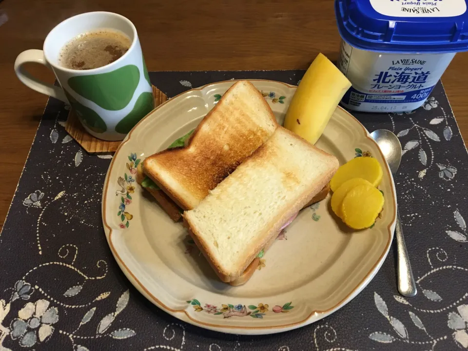 Yummy!万能クッキングたれ使用トーストサンドイッチ2種、沢庵、バナナ、カシスジャム入りヨーグルト、ホットコーヒー(朝ご飯)|enarinさん
