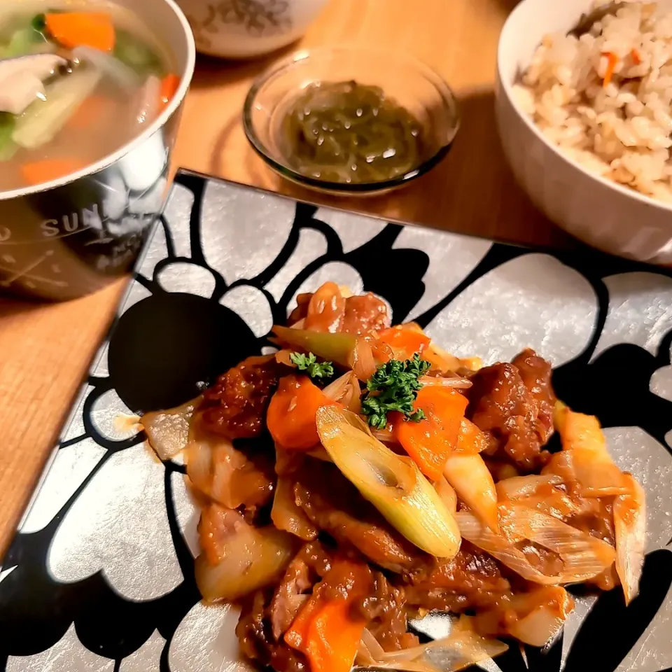 鶏レバーケチャ酢豚風／手羽元でサムゲタン風スープ／息子希望で炊き込みご飯＆白ご飯／野菜サラダ／めかぶ|チョコさん