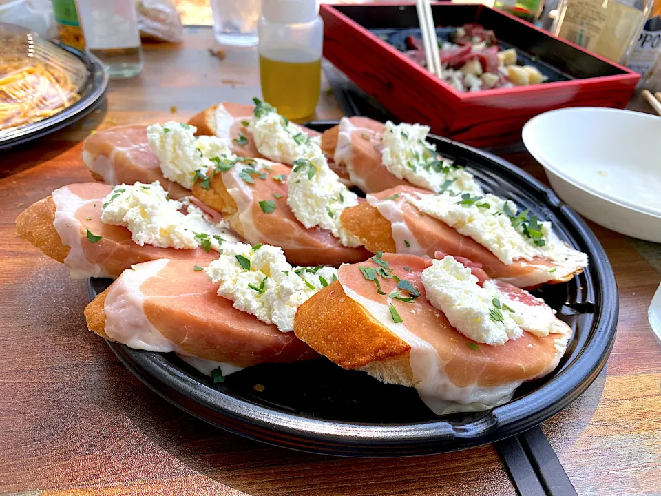 自家製フロマージュブランと生ハムのブルケッタ　花見弁当|shikaさん