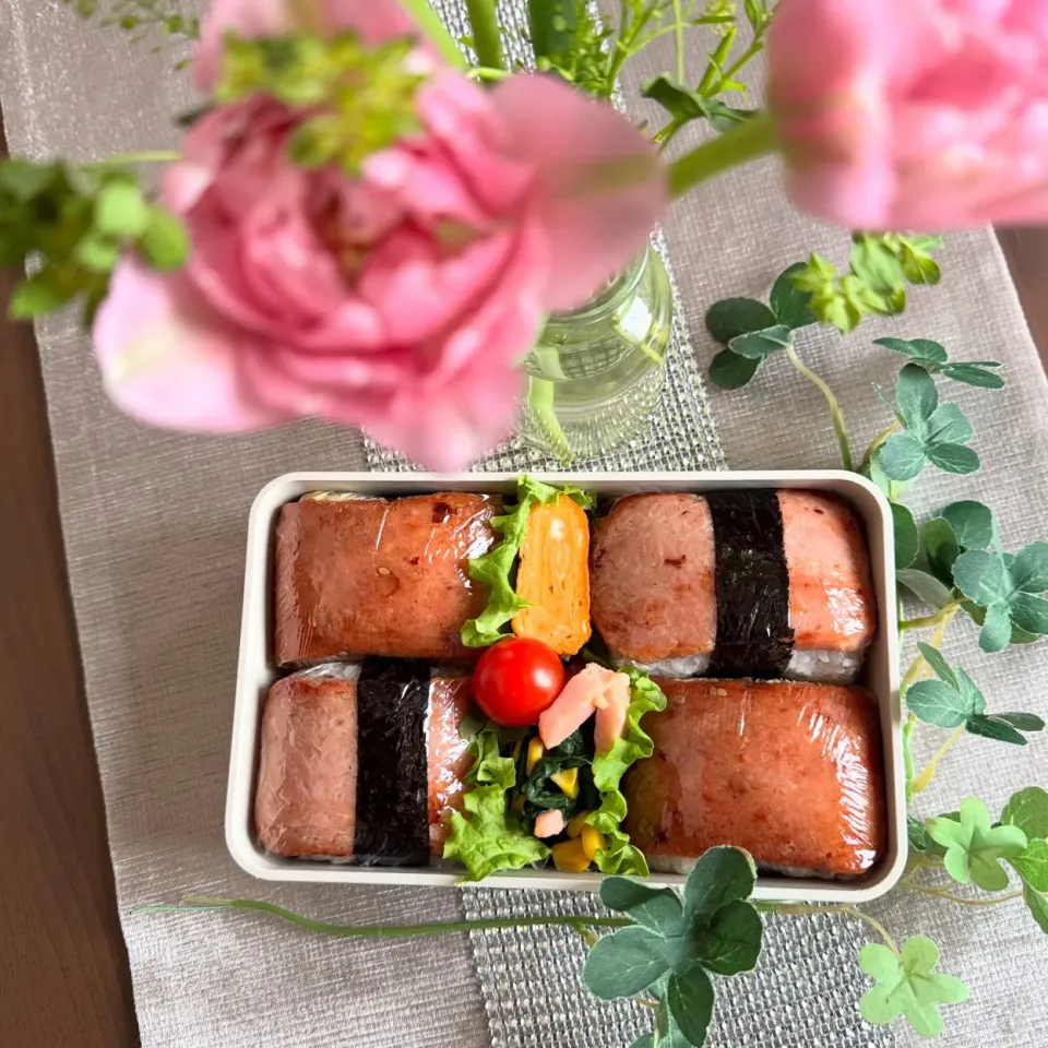 4/8❤︎主人のスパムおにぎり弁当🌱
（プレーン.焼肉タレ）

＊ お昼ごはん
＊ 主人弁当
＊ スパム
＊ たまご焼き
＊ スパムおにぎり 
＊ ほうれん草とベーコン炒め|Makinsさん