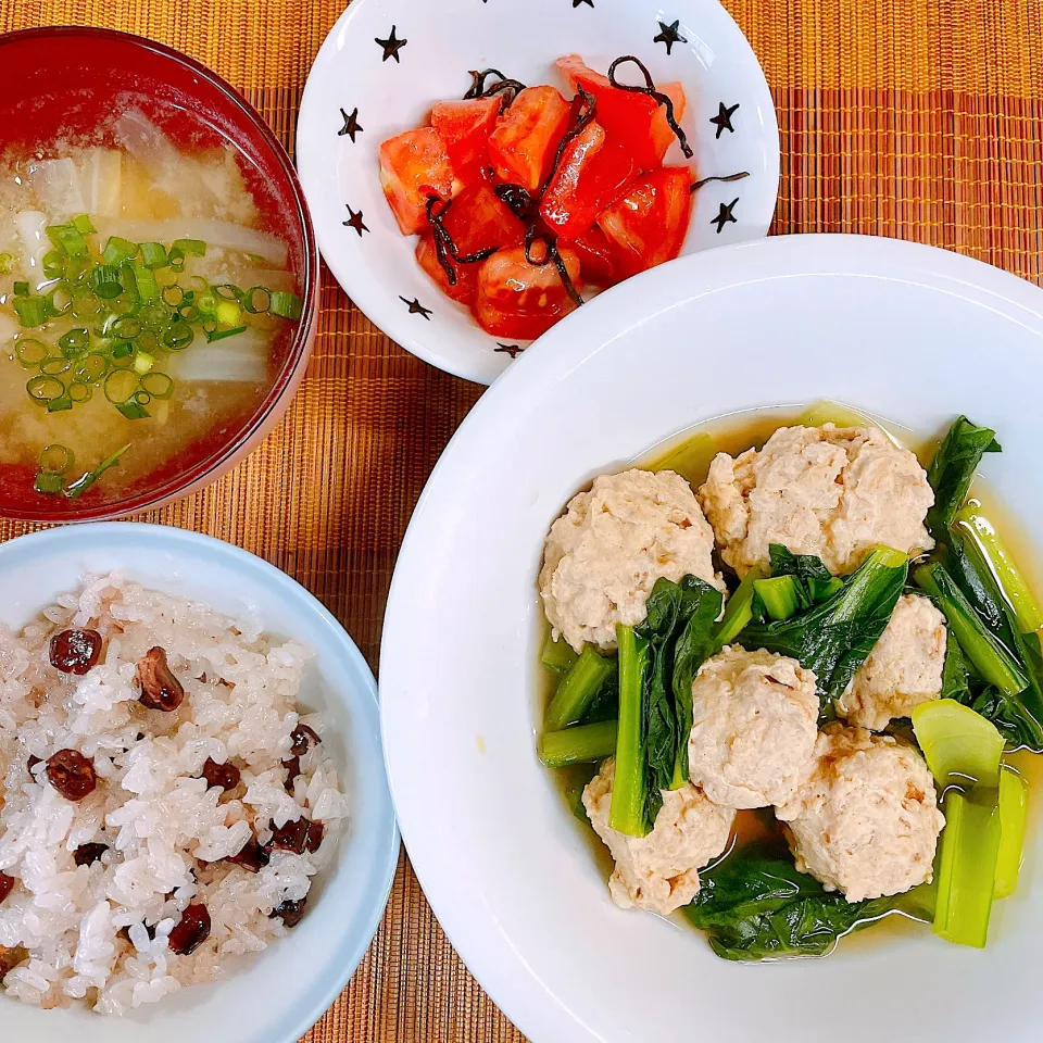 鶏団子と小松菜の和風煮♡トマトの塩昆布あえ♡お味噌汁♡|まゆかさん